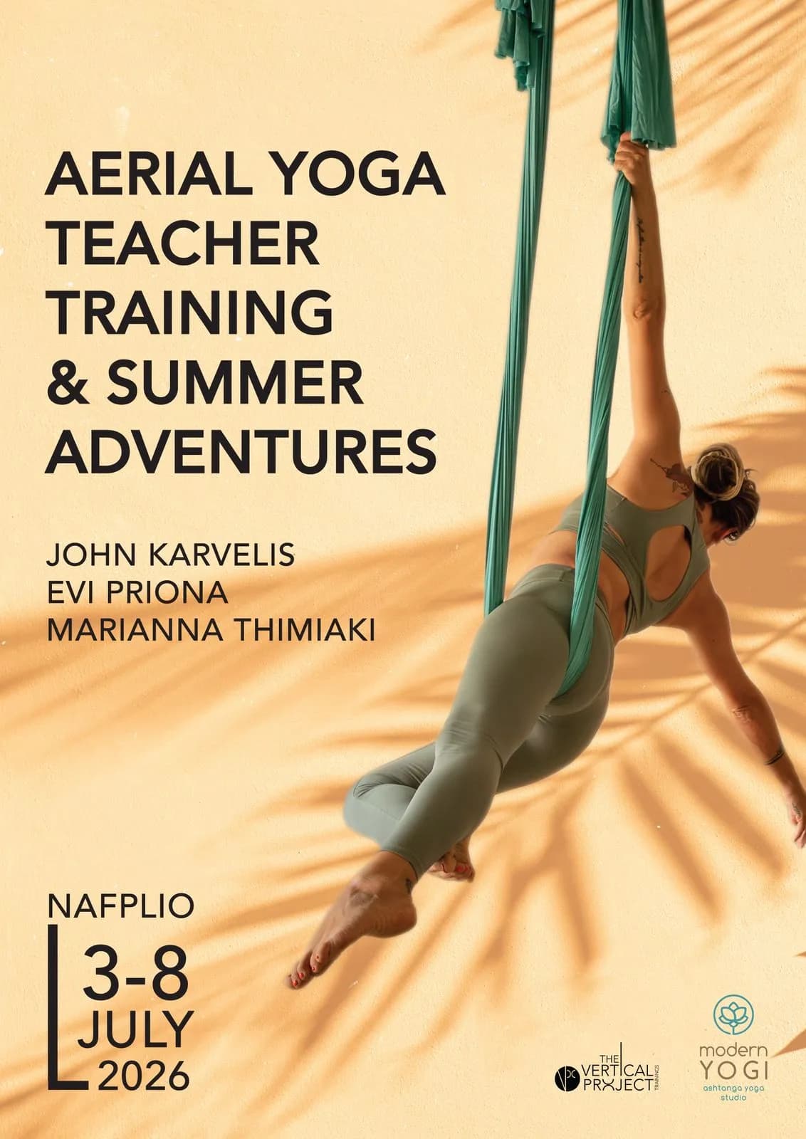 Γυναίκα σε προχωρημένη στάση aerial yoga, τυλιγμένη σε αιώρα, με φόντο το εσωτερικό ενός στούντιο.