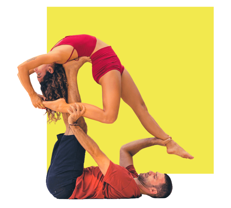 Μια ομάδα ανθρώπων σε ένα workshop γιόγκα, γεμάτοι ενέργεια και χαρά.